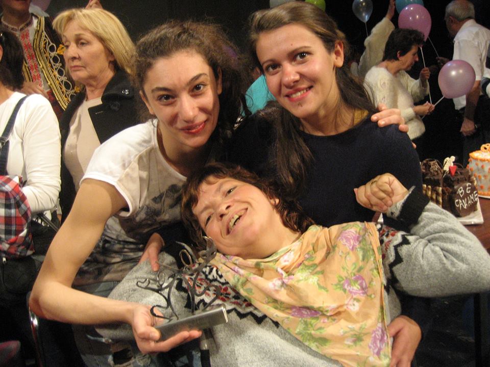 Какво ни казва с очи Пишещата с левия си палец