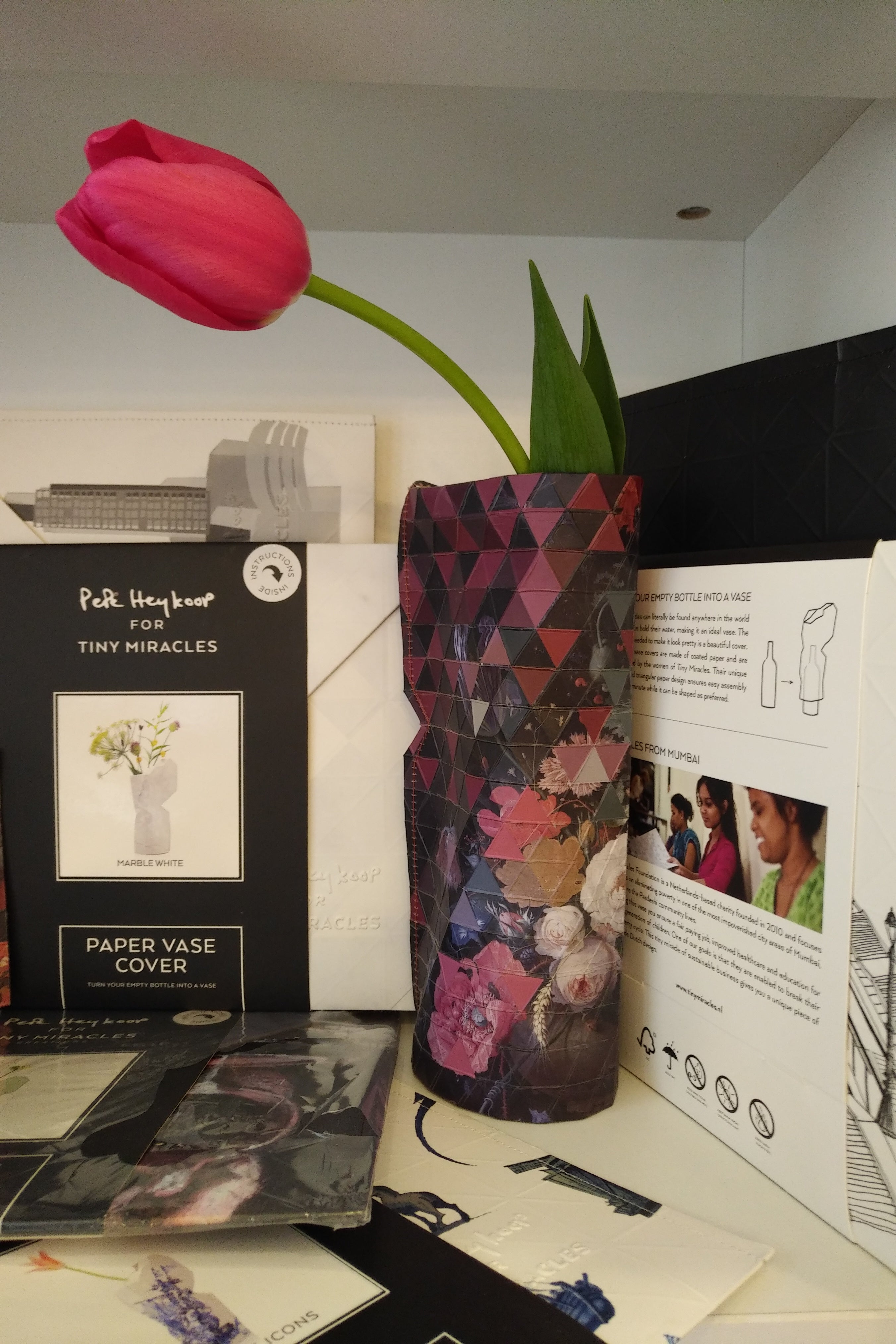 Цвете за Нея във ваза с арт дреха от КИБЕА. От нас – подарък книга