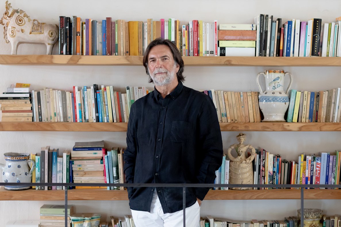 Алберто Симоне ще представи книгата си „Щастието на нощното шкафче“