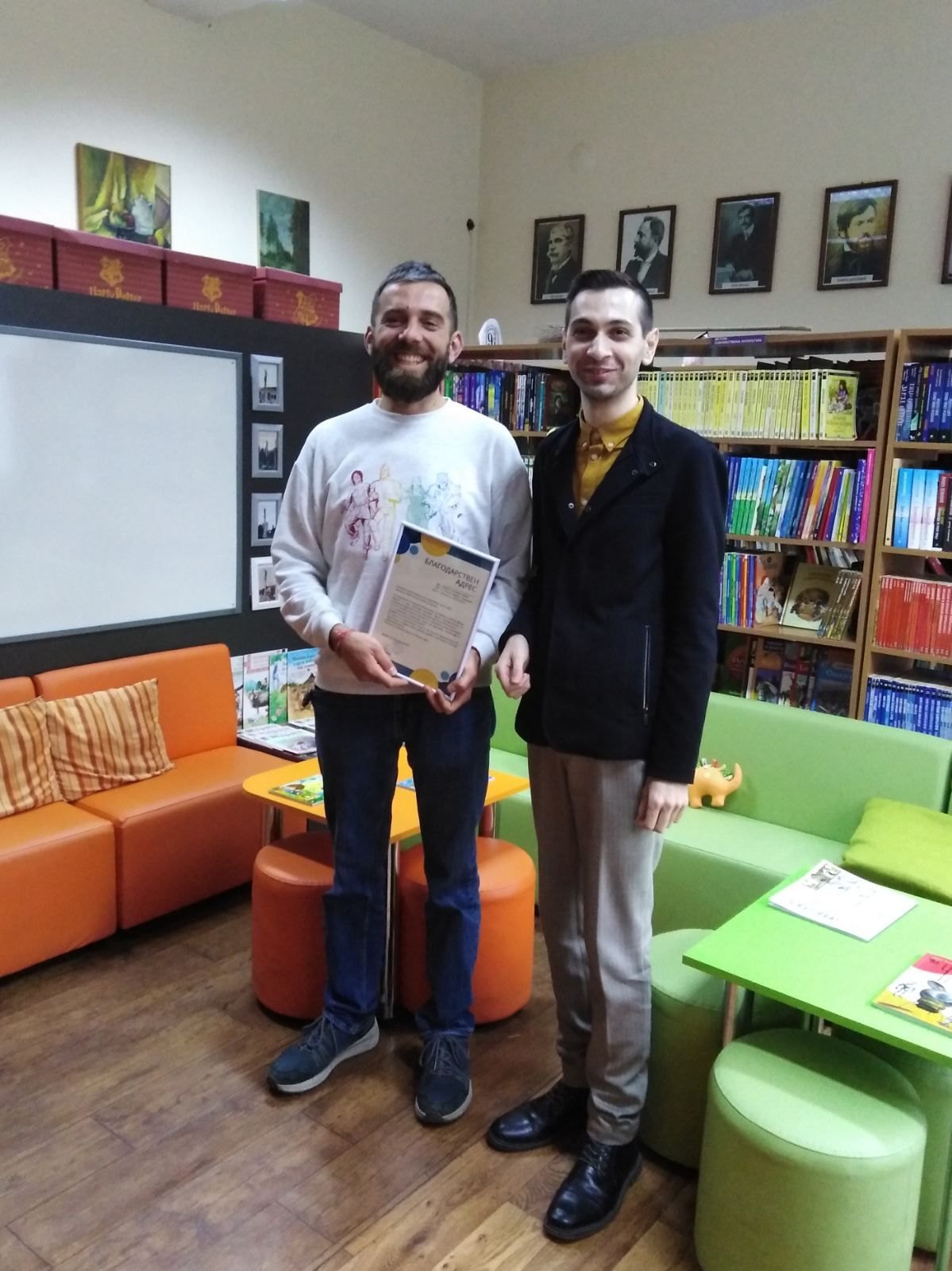 Нашият човек Методи Атанасов с Борислав Маринов, активист-доброволец към Училищната библиотека на СУ „Васил Левски“, Севлиево